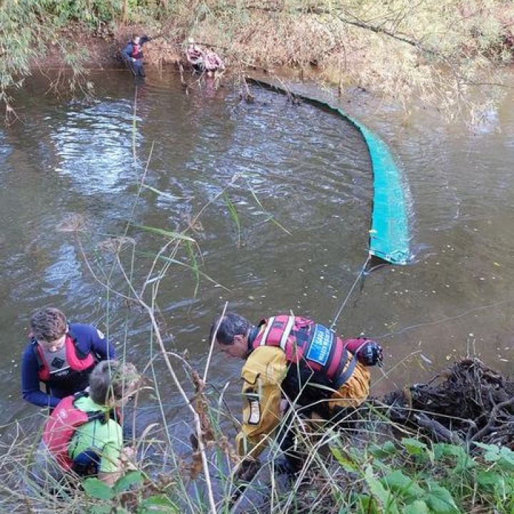 Junior Cadets help Install Litter Boom